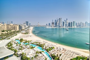 Ein Küstenresort mit Pool, Strand und Stadtansicht.