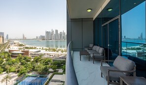 Un balcón con vistas a un horizonte urbano y a la playa.