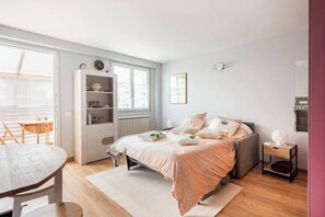 A bedroom with a bed, bedside table, and a window. - A39 Exit N*5 Studio: Quiet/Relaxing/Secure (Tréclun)