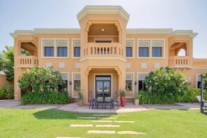 Exterior - Prvt Pool & Beach! in Luxury Palm Jumeirah Villa (Dubai)