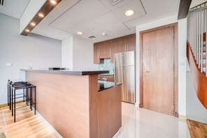 Coffee/tea maker, fridge, microwave, oven - Prime DIFC Duplex with Iconic Skyline Views (Dubai)