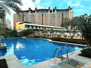 Pool - Chic Beachside 3BR Living at the Palm (Dubai)