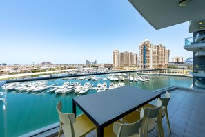 Outdoor dining - Spacious 3BR w/ Beach Access at the Palm (Dubai)
