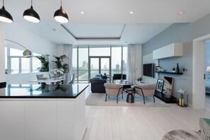 Un espacio habitable moderno con isla de cocina, comedor y zona de estar.