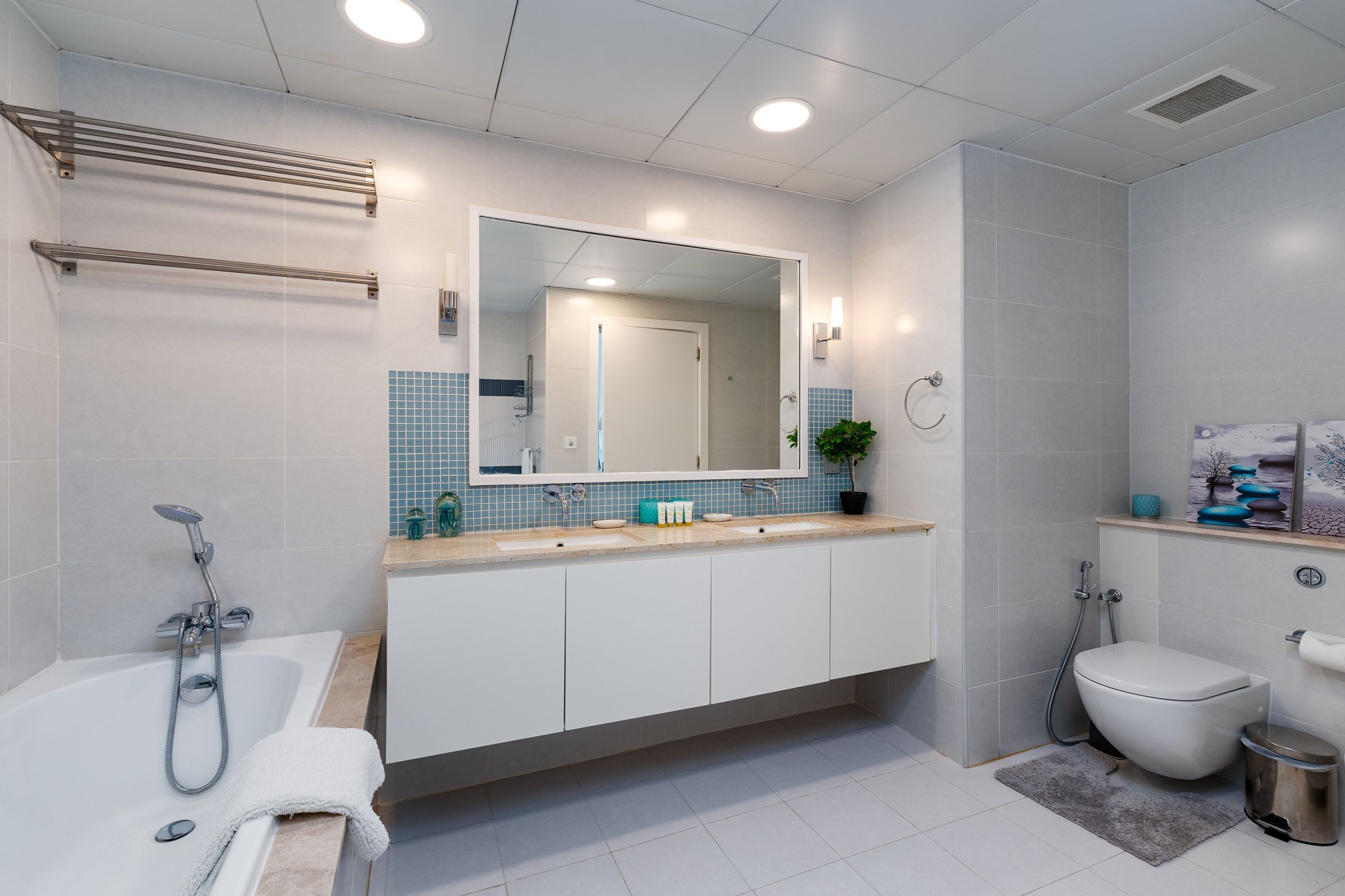 Un baño moderno con bañera, inodoro, lavabo y ducha.