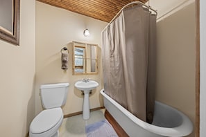 Hair dryer, towels, soap, toilet paper - Historic log cabin suite at B&B Boutique Resort/Full Moon Inn (Fredericksburg)