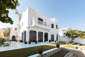 Exterior - Exclusive 5BR Palm Villa w/ Private Pool and Beach (Dubai)