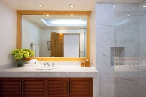 Douche, sèche-cheveux, serviettes fournies, savon