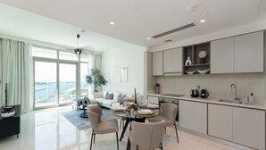 Coffee/tea maker, fridge, microwave, oven - Stylish Emaar Beachfront 2BR w/ Beach Access (Dubai)