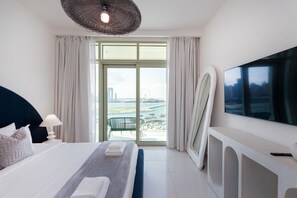 Room - Stylish Emaar Beachfront 2BR w/ Beach Access (Dubai)