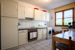 Kaffetrakter/tekoker, kjøleskap, mikrobølgeovn og ovn