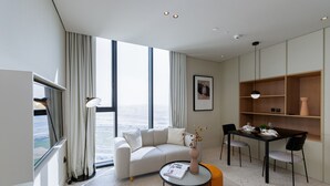 Living area - Business Bay: Chic Studio w/ Pool & Gym (Dubai)