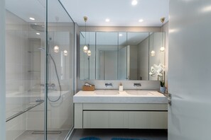 Bathroom - Premium 2BR Emaar Beachfront w/ Beach Access (Dubai)