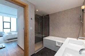Bathroom - Refined 3BR Apt w/ Beach Access at The Palm (Dubai)