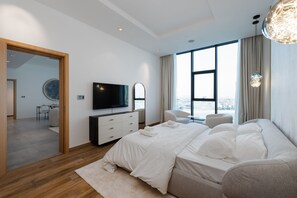 Room - Refined 3BR Apt w/ Beach Access at The Palm (Dubai)