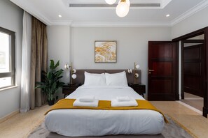 Tabla de planchar con plancha, wifi gratis, ropa de cama