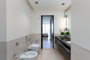 Bathroom - Chic 1BR in Dubai Marina w/ Direct Mall Access (Dubai)