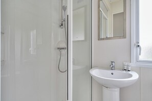 Shower - Ty dee Seaview Escapes (Looe)