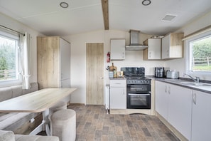 Fridge, microwave, oven, stovetop - Ty dee Seaview Escapes (Looe)