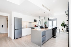 Kühlschrank, Mikrowelle, Ofen, Geschirrspüler