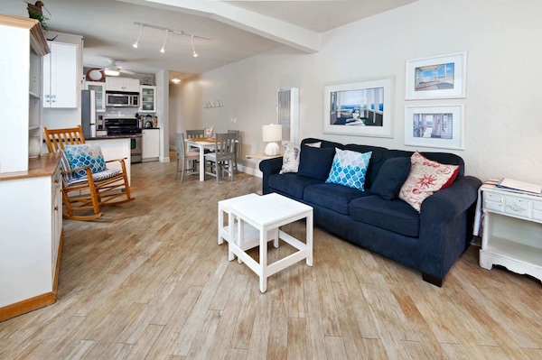 Cozy Beach Bungalow - Seal Beach, CA