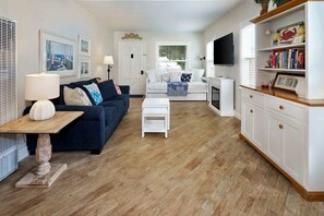 Townhome, 1 King Bed with Sofa bed, Garden View (Cozy Beach Bungalow) | Living area