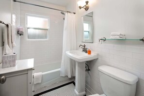 Resortwoning, 1 kingsize bed met slaapbank, uitzicht op tuin (Cozy Beach Bungalow) | Badkamer | Handdoeken