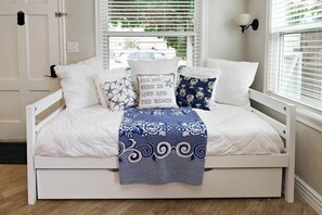 Resortwoning, 1 kingsize bed met slaapbank, uitzicht op tuin (Cozy Beach Bungalow) | 1 slaapkamer, individueel gedecoreerd, individueel gemeubileerd