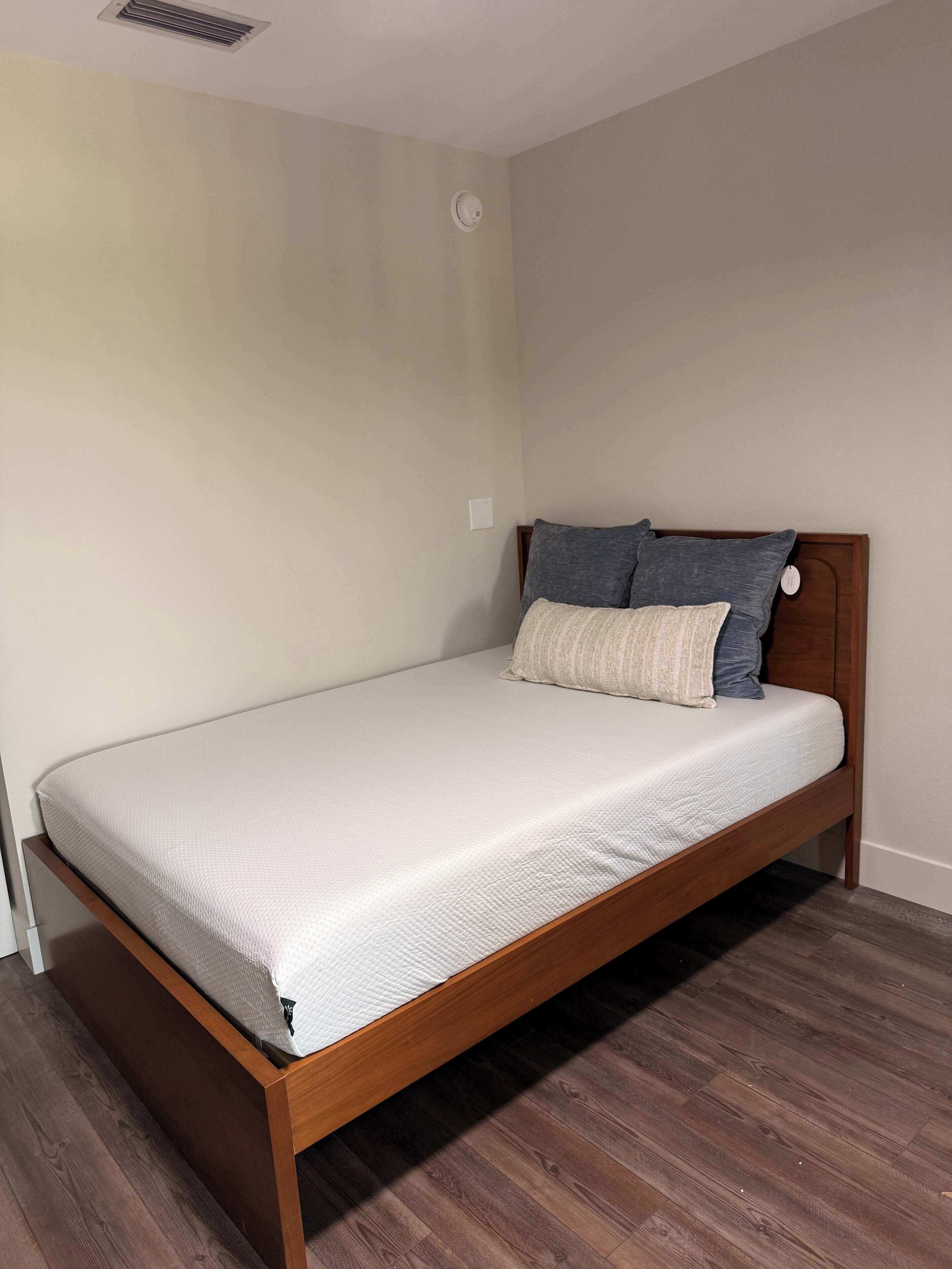 Tabla de planchar con plancha, cuna de viaje, wifi y ropa de cama