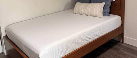 Tabla de planchar con plancha, cuna de viaje, wifi y ropa de cama