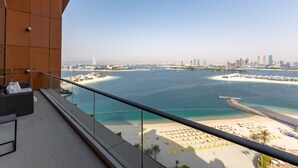 Un balcón con vista a la playa y al horizonte de la ciudad.