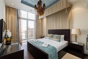 Tabla de planchar con plancha, wifi gratis, ropa de cama