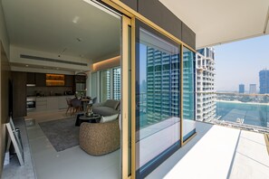 Un apartamento moderno con cocina, comedor y un balcón con vistas a la ciudad.