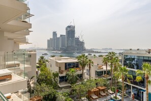 Ein Hochhaus mit Blick auf den Yachthafen und Yachten.
