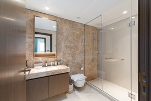 Bathroom - Modern 1BR Emaar Beachfront | Near Marina & JBR (Dubai)