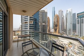 Outdoor dining - Stylish 1BR Dubai Marina w/ Pool and Gym (Dubai)