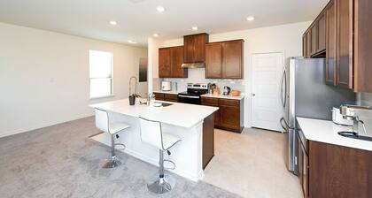 Spacious 3BR Home with Large Deck for family sleeps 6
