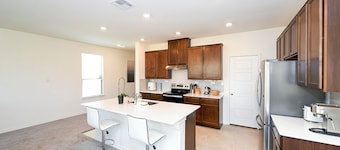 Spacious 3BR Home with Large Deck for family sleeps 6
