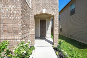 Exterior detail - Spacious 3BR Home with Large Deck for family sleeps 6 (Converse)