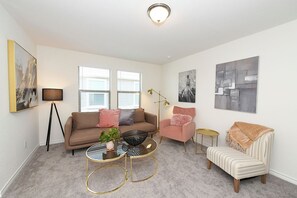 Living area - Spacious 3BR Home with Large Deck for family sleeps 6 (Converse)