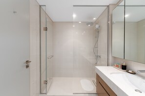 Bathroom - Chic 2BR w/ Sea Views | Near Marina & JBR (Dubai)