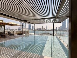 Pool - Exquisite 2BR | Private Beach Access | Near Marina & JBR (Dubai)