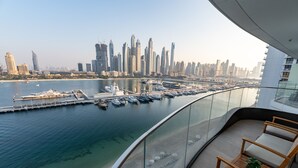 A balcony with a view of a marina and a city skyline. - Exquisite 2BR | Private Beach Access | Near Marina & JBR (Dubai)