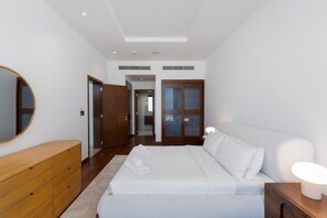 Room - Grand 3BR Beachfront Living | Palm Jumeirah (Dubai)