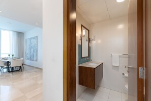Bathroom - Grand 3BR Beachfront Living | Palm Jumeirah (Dubai)