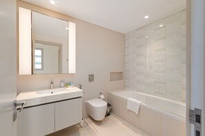 Bathroom - Sleek 1BR Emaar Beachfront | Near Marina & JBR (Dubai)