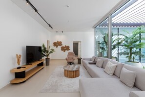 TV - Luxe 4BR Villa | Private Pool & Beach | Al Zorah (Ajman)