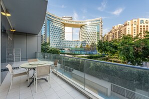 Outdoor dining - Chic 2BR Palm Living w/ Beach Access (Dubai)
