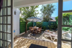 Outdoor dining - Cosy 2bedroom townhouse 10mns from Olhos de Agua (Albufeira)