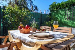 Outdoor dining - Cosy 2bedroom townhouse 10mns from Olhos de Agua (Albufeira)